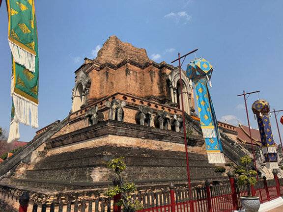 높이가 60m를 넘는 태국식 탑으로 유명한 왓 체디루앙 사원. 재이 여행작가 제공