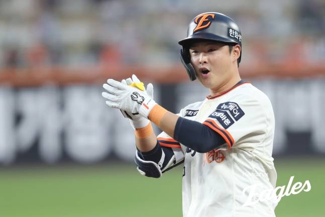 한화 내야수 이도윤은 지난 18일 대전한화생명볼파크에서 열린 '2025 신한 SOL Bank KBO 리그' NC와 정규시즌 첫 번째 맞대결에서 7번타자 2루수로 선발 출전했다. 3안타 4타점으로 개인 한 경기 최다 타점 기록을 새롭게 쓰며 인생 경기를 펼쳤다. 한화 이글스