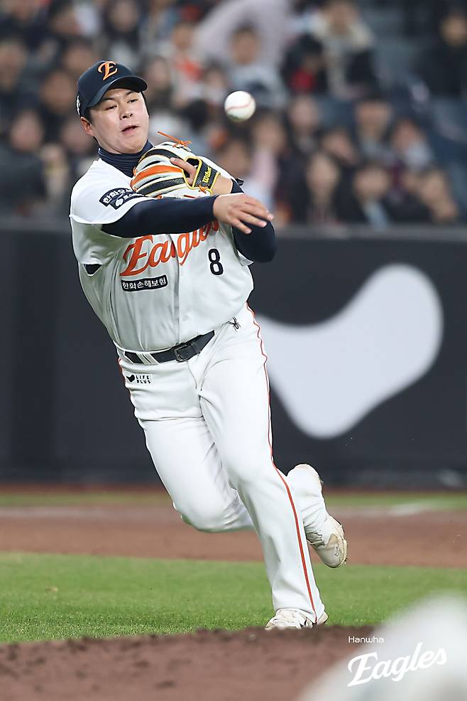 한화 내야수 노시환은 19일 대전한화생명볼파크에서 열린 '2025 신한 SOL Bank KBO 리그' NC와 정규시즌 두 번째 맞대결에서 4번타자 3루수로 선발 출전했다. 4회말 홈런포를 포함해 3타점으로 활약해 팀 승리에 보탬이 됐다. 한화 이글스