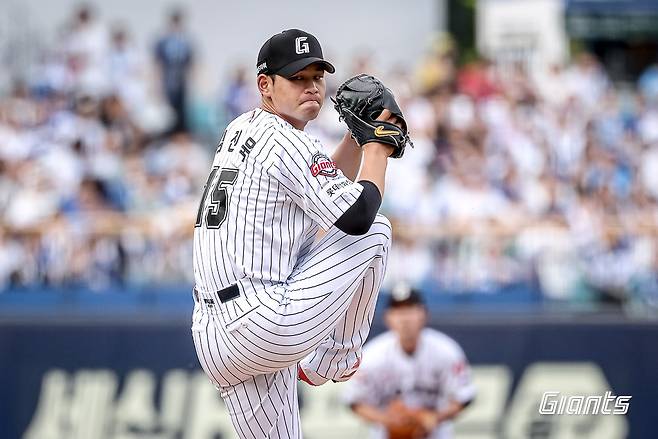 롯데 자이언츠 선발투수 김진욱이 19일 대구 삼성 라이온즈전에 선발 등판해 투구하고 있다. 롯데 자이언츠