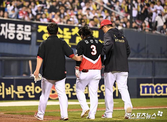 18일 오후 서울 송파구 잠실야구장에서 열린 '2025 신한 SOL Bank KBO리그' KIA 타이거즈와 두산 베어스의 경기, 6회초 무사 1루 KIA 김선빈이 번트를 시도한 후 두산 박계범과 충돌했다. 충돌하여 쓰러진 후 부축을 받으며 그라운드 빠져나가는 KIA 김선빈. 잠실, 김한준 기자