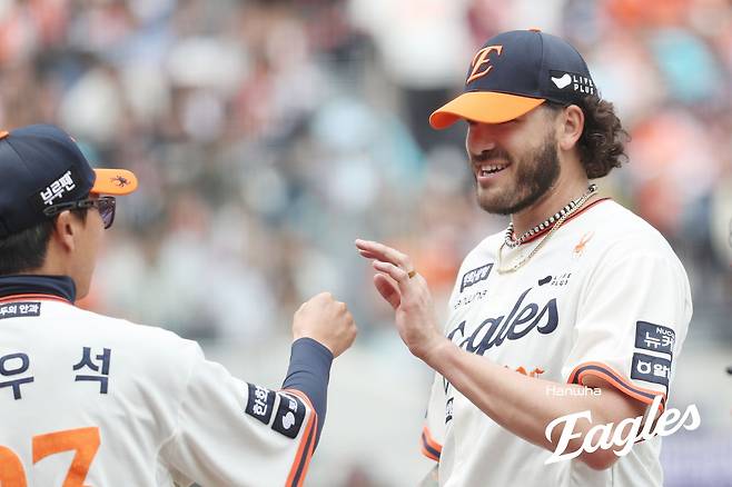 한화 투수 폰세(오른쪽)는 20일 대전한화생명볼파크에서 열린 '2025 신한 SOL Bank KBO 리그' NC와 정규시즌 3번째 맞대결에서 선발 등판했다. 7이닝 1피안타 무실점 13탈삼진 압도적인 투구로 시즌 4승(무패)을 챙겼다. 동시에 팀은 2001년 후 24년 만에 선발 7연승을 기록했다. 한화 이글스