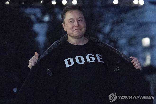 지난 3월 9일 백악관에서 'DOGE' 문구 적힌 티셔츠 내보이는 일론 머스크 [AP 연합뉴스 자료사진. 재판매 및 DB 금지]