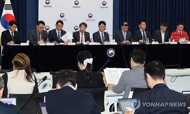 2025년 추가경정예산안 설명하는 김동일 예산실장 (세종=연합뉴스) 배재만 기자 = 기획재정부 김동일 예산실장(왼쪽 네 번째)이 지난 17일 정부세종청사 민원동 공용 브리핑실에서 2025년 추가경정예산안 상세 브리핑을 하고 있다. 2025.4.18 scoop@yna.co.kr