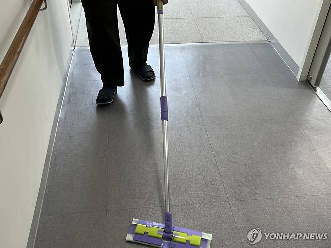 '활동실은 내가 치운다' (서울=연합뉴스) 오인균 인턴기자 = 지난 1일 서울의 한 장애인복지관에서 발달 장애인 당사자가 활동실 옆 복도를 직접 청소하고 있다. 2025.04.20