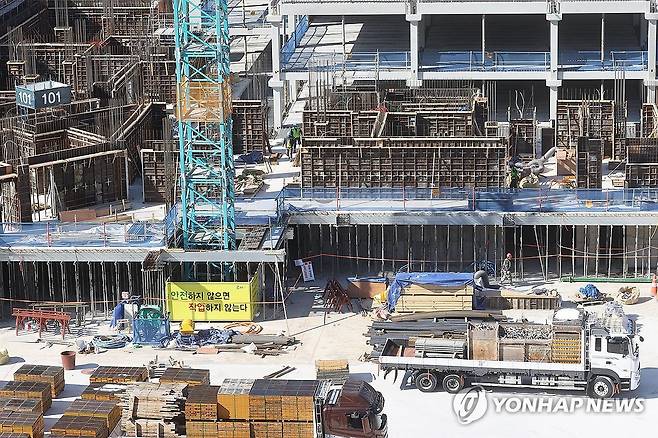 불황 늪에 빠진 건설…작년 4분기 10% 감소, 금융위기 후 최대 낙폭 (서울=연합뉴스) 류효림 기자 = 건설 불황이 장기화하면서 지난해 4분기 건설 실적이 금융위기 이후 가장 큰 폭으로 감소했다. 선행지표인 건설 수주는 회복세를 보이고 있지만, 실제 공사에 반영되는 시차를 고려하면 올해에도 건설 불황이 이어질 수 있다는 전망이 나온다. 4일 통계청 국가통계포털(KOSIS)에 따르면 지난해 4분기 건설기성액(불변)은 30조4천492억원으로 전년 같은 분기보다 10.1% 감소했다. 사진은 이날 서울 시내의 한 건설 현장 모습. 2025.2.4 ryousanta@yna.co.kr