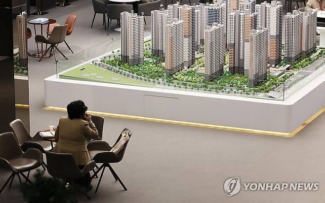 지역 건설경기 보완방안 발표 (평택=연합뉴스) 이진욱 기자 = 정부가 지방 건설경기를 짓누르는 미분양 해소를 위해 '악성 미분양' 3천가구를 한
국토지주택공사(LH)가 사들이는 방안을 내놓았다.  또 지방 준공 후 미분양 주택을 구입하면 디딤돌대출 때 이자를 낮춰주는 우대금리를 신설한다. 정부는 19일 민생경제점검회의에서 이 같은 내용의 '지역 건설경기 보완방안'을 발표했다. 사진은 이날 경기도 평택시 한 아파트 견본주택 모습. 2025.2.19 cityboy@yna.co.kr