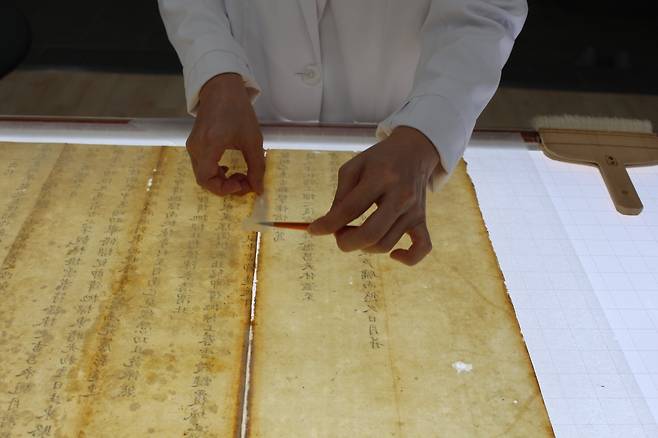 상량문 보존 처리 과정  [국가유산청 궁능유적본부 제공. 재판매 및 DB 금지]