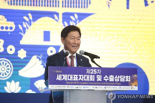 박종범 월드옥타 회장(2024.4.16) (예산=연합뉴스) 성도현 기자 = 박종범 세계한인무역협회(월드옥타) 회장이 16일 충남 예산군 예산종합운동장 황새구장에서 열린 '제25차 세계대표자대회 및 수출상담회' 개회식에서 개회사를 하고 있다. 2024.4.16 raphael@yna.co.kr
