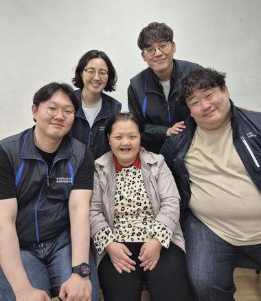 윤애향씨와 사회복지사들 [부산 부산진구장애인복지관 제공. 재판매 및 DB 금지]