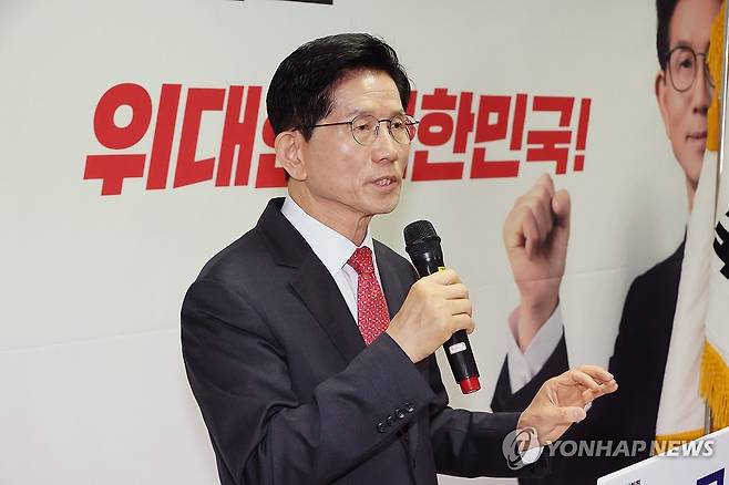 경제살리기 공약 발표하는 김문수 후보 (서울=연합뉴스) 이정훈 기자 = 국민의힘 김문수 대선 경선 후보가 18일 서울 여의도 선거사무소에서 기업하기 좋은 대한민국 만들기를 주제로 경제 분야 공약을 발표하고 있다. 2025.4.18 uwg806@yna.co.kr