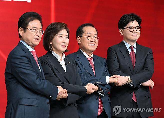 국민의힘 제21대 대선 후보자 1차 경선 토론회서 손잡은 B조 후보들 (서울=연합뉴스) 20일 서울 강서구 ASSA아트홀에서 열린 국민의힘 제21대 대통령 후보자 1차 경선 조별 토론회에서 B조 후보들이 시작 전 기념 촬영을 하고 있다.
    왼쪽부터 이철우·나경원·홍준표·한동훈 후보. 2025.4.20 [국회사진기자단] photo@yna.co.kr