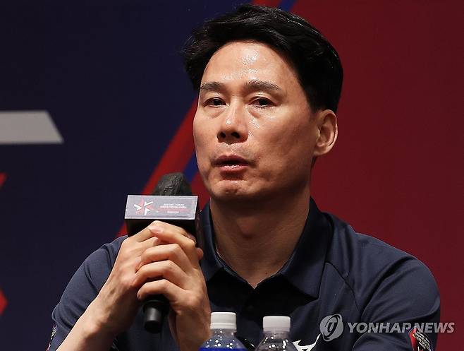 질문에 답하는 강성형 감독 (화성=연합뉴스) 홍기원 기자 = 18일 경기도 화성시 롤링힐스 호텔에서 열린 '2025 한국ㆍ태국 여자배구 올스타 슈퍼매치' 미디어데이에서 한국 강성형 감독이 질문에 답하고 있다. 2025.4.18 xanadu@yna.co.kr