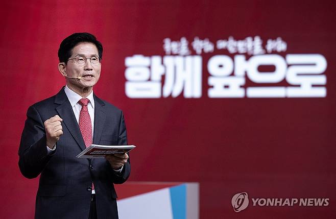 비전 발표하는 김문수 대선 경선 후보 (서울=연합뉴스) 국민의힘 김문수 대선 경선 후보가 18일 서울 강서구 ASSA아트홀에서 열린 국민의힘 '제21대 대통령후보자 1차 경선 비전대회'에서 비전을 발표하고 있다. 2025.4.18 [국회사진기자단] photo@yna.co.kr
