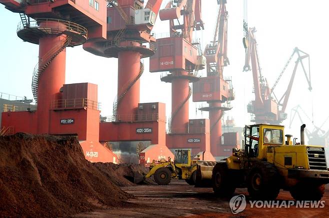 중국 장쑤성 롄윈강 항으로 옮겨지는 희토류 토양 [로이터 연합뉴스 자료사진 재판매 및 DB 금지]