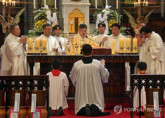 정순택 대주교, '주님 부활대축일 낮미사' 집전 (서울=연합뉴스) 부활절인 20일 천주교 서울대교구 주교좌인 명동성당에서 정순택 대주교가 '주님 부활대축일 낮미사'를 집전하고 있다. 2025.4.20 [사진공동취재단]