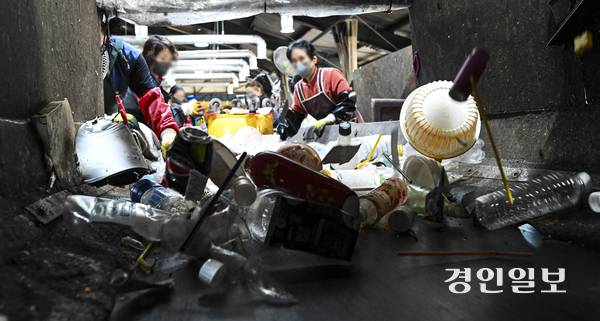 지구의 날을 하루 앞둔 21일 성남시 재활용선별장에서 관계자들이 산더미처럼 쌓인 쓰레기 선별 작업을 하고 있다. 2025.4.21 /이지훈기자 jhlee@kyeongin.com
