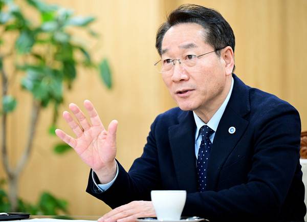 인터뷰를 진행하고 있는 유정복 국민의힘 제21대 대통령선거 경선 후보