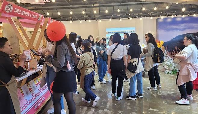 울산 울주군이 지난 11일부터 17일까지 경주 황리단길 생활문화센터에서 운영한 '황리단길에서 숨은 울주 찾기, 울주 팝업홍보관'이 누적 방문객 5,350명을 기록하며 성황리에 마무리됐다.