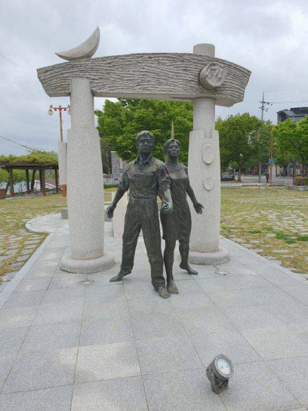 진주 칠암동 남강둔치에 서 있는 형평운동기념탑.