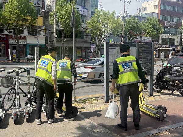 21일 오후 대구 북구 경북대학교 북문 일대에서 대구시와 북구청 관계자들이 불법주차된 PM을 단속 중이다. 이유경 기자
