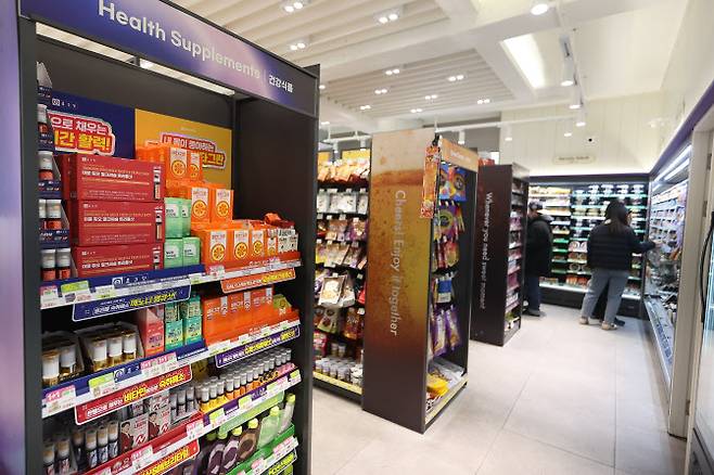 울 중구 명동 편의점에서 방문객들이 건강기능식품을 살펴보고 있다. (사진=연합뉴스)