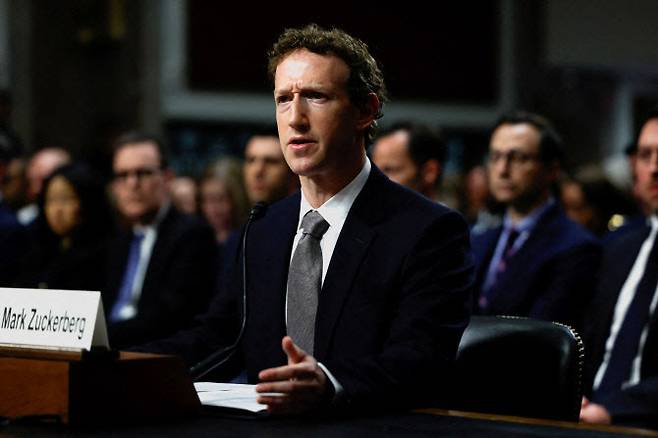 2024년 1월 31일 미국 워싱턴 의사당에서 열린 온라인 아동 성 착취에 관한 상원 법사위원회 청문회에서 마크 저커버그 메타 CEO가 증언하고 있다.(사진=로이터)