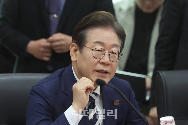 [이데일리 이영훈 기자] 이재명 더불어민주당 대선 경선 후보가 21일 서울 여의도 금융투자협회에서 열린 자본시장 활성화를 위한 정책간담회에서 발언하고 있다.