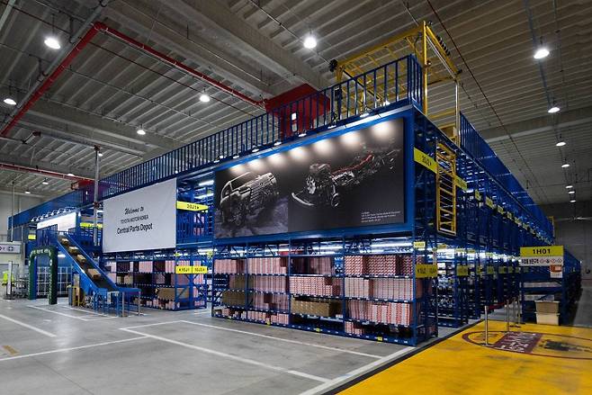 17일 경기 시흥의 한국토요타자동차 부품물류센터 내 메저닌(중3층) 전경. 3개 층으로 이뤄진 메저닌에는 주문 빈도가 많은 소형 부품들이 보관된다(한국토요타자동차 제공). 2025.04.17.