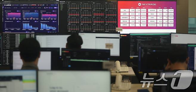 서울 영등포구 여의도 넥스트레이드 사무실에서 직원들이 업무를 보고 있다.  2025.3.24/뉴스1 ⓒ News1 김진환 기자