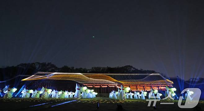 20일 오후 서울 종로구 종묘 정전에서 보수 공사 준공기념 미디어파사드 공연이 펼쳐지고 있다. 2025.4.20/뉴스1 ⓒ News1 장수영 기자
