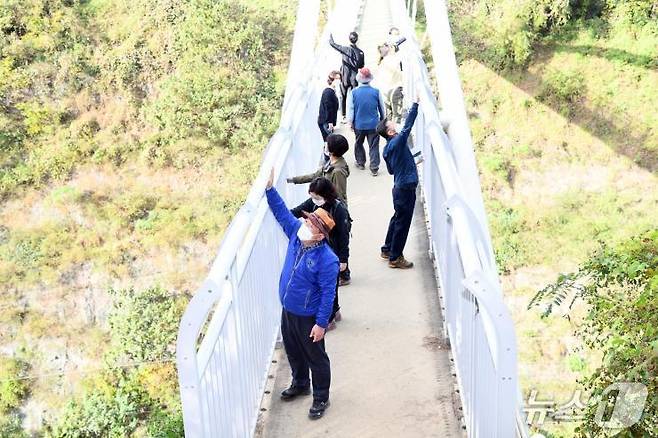 지난 2020년 제석산 구름다리에서 김병내 남구청장과 관계공무원들이 새롭게 설치된 추락 방지 시설을 살펴보고 있다.(광주 남구 제공. 재판매 및 DB 금지)