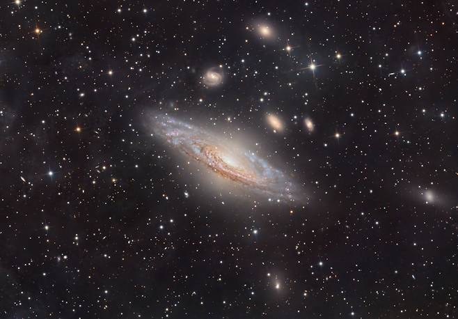 한국천문연구원 제33회 천체사진 공모전 대상. 송재훈 씨의 'NGC 7331과 외로운 은하들의 춤'.(한국천문연구원 제공)