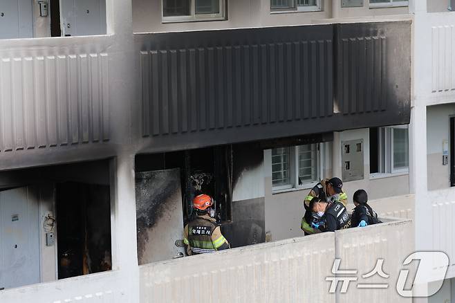 21일 서울 관악구 봉천동의 한 아파트에서 불이 나 소방대원 및 과학수사대가 진화작업 후 현장을 확인하고 있다. 2025.4.21/뉴스1 ⓒ News1 박정호 기자