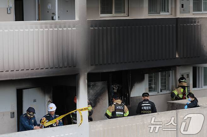 21일 서울 관악구 봉천동의 한 아파트에서 불이 나 소방대원 및 과학수사대가 진화작업 후 현장을 확인하고 있다. 2025.4.21/뉴스1 ⓒ News1 박정호 기자