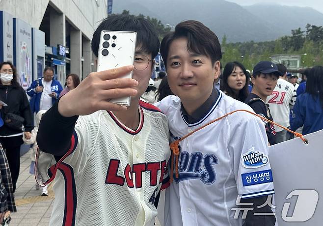 이준석 개혁신당 대선 예비후보가 20일 프로야구 삼성과 롯데의 경기가 열리는 대구 수성구 삼성라이온즈파크를 찾아 시민들과 기념촬영을 하고 있다.(이준석 캠프 제공. 재판매 및 DB 금지) 2025.4.20/뉴스1