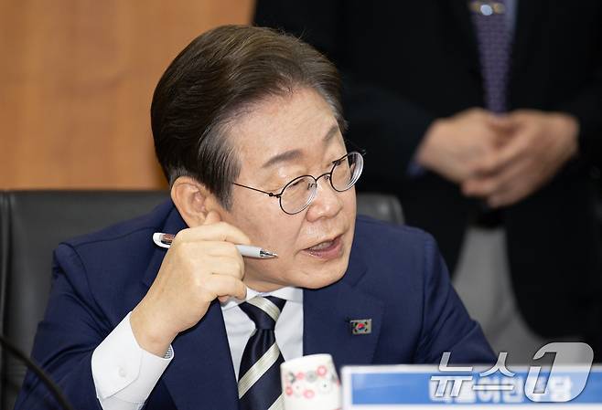 이재명 더불어민주당 경선 후보가 21일 오전 서울 여의도 금융투자협회에서 열린 자본시장 활성화를 위한 정책간담회에서 금융권 리서치 센터장 질문에 답변하고 있다. 2025.4.21/뉴스1 ⓒ News1 이재명 기자