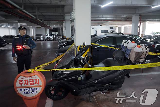 21일 서울 관악구 봉천동의 한 아파트에서 화재가 발생, 경찰 과학수사대가 지하 주차장에서 주민 신고로 기름통이 실린 오토바이를 조사하고 있다. 2025.4.21/뉴스1 ⓒ News1 박정호 기자