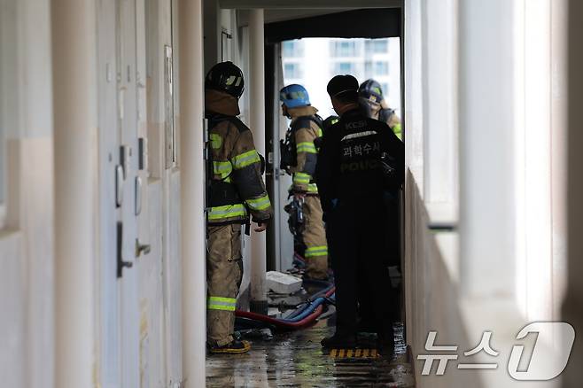 21일 서울 관악구 봉천동의 한 아파트에서 불이 나 소방대원 및 과학수사대가 진화작업 후 현장을 확인하고 있다.  2025.4.21/뉴스1 ⓒ News1 박정호 기자