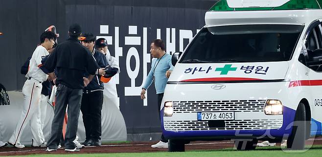 18일 대전 한화생명볼파크에서 열린 프로야구 '2025 신한 SOL 뱅크 KBO리그' 한화 이글스와 NC 다이노스 경기에서 한화 좌익수 최인호(왼쪽)가 7회초 수비에서 하주석 유격수와 충돌 후 통증을 호소하고 있다. 2025.4.18/뉴스1 ⓒ News1 김기남 기자