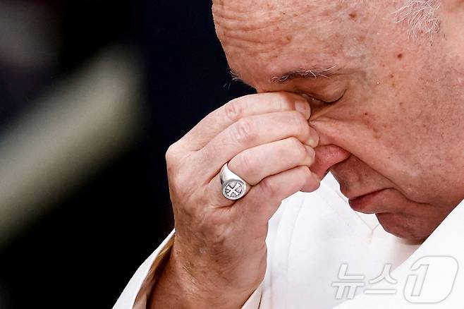 프란치스코 교황이 21일(현지시간) 선종했다. 향년 88세. 사진은 교황이 2022년 12월 8일 이탈리아 로마에 있는 스파냐 광장에서 열린 '원죄 없이 잉태되신 동정 마리아 대축일' 기도회에서 전쟁을 겪고 있는 우크라이나에 대해 이야기하며 울고 있는 모습이다. ⓒ 로이터=뉴스1 ⓒ News1 최종일 선임기자