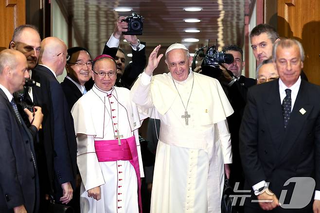 4박5일의 방한 일정을 마친 프란치스코 교황이 경기도 성남 서울공항을 통해 출국하기 전 손을 흔들어 인사하는 모습.  (뉴스1 DB)
