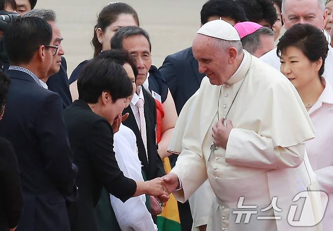 프란치스코 교황이  지난 2014년 8월 14일 오전 경기도 성남 서울공항을 통해 입국, 세월호 참사 유가족과 인사를 나누는 모습. (뉴스1 DB)