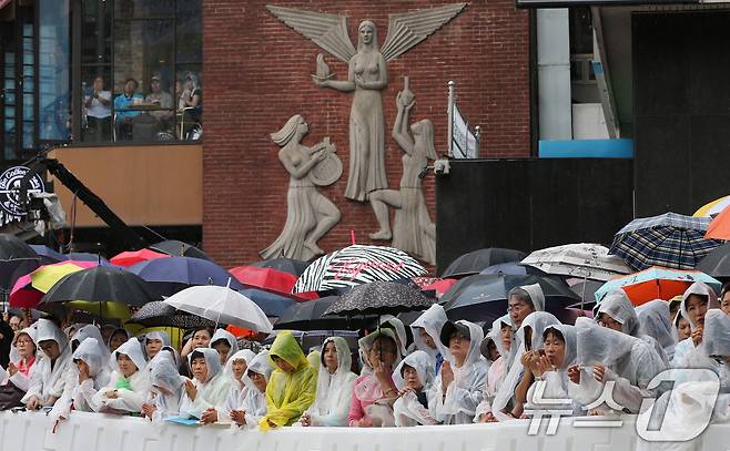 지난 2014년 8월18일 오전 서울 명동성당 앞에서 카톨릭 신자들이 '평화와 화해의 미사'에서 외부 모니터로 교황의 모습을 보며 기도를 하고 있다. (뉴스1 DB)