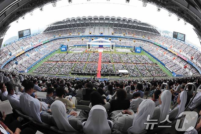 프란치스코 교황이 지난 2014년 8월15일 대전월드컵경기장에서 열린 '성모승천대축일미사'에서 미사를 집전하는 모습. (뉴스1 DB)