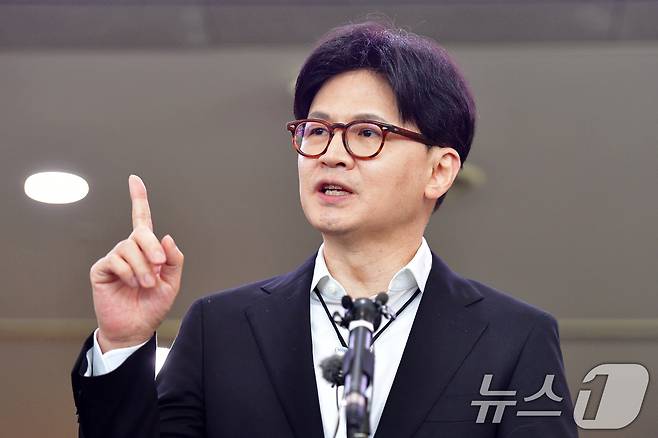 한동훈 국민의힘 대선경선 후보가 21일 오전 2025 APEC 정상회의가 열리는 경북 경주시 화백컨벤션센터에서 경선 관련된 입장을 밝히고 있다. 2025.4.21/뉴스1 ⓒ News1 최창호 기자