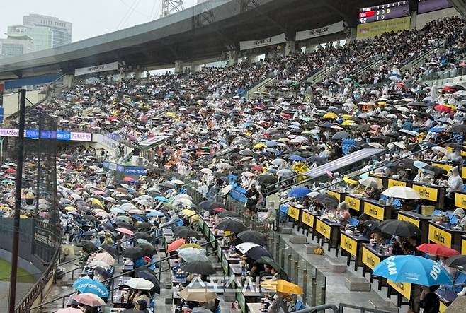 우산 가득한 잠실구장. 19일 열린 KBO리그 KIA-두산전은 굵은 빗줄기 속에도 만원 관중을 기록해 눈길을 끌고 있다. 사진 | 박연준 기자 duswns0628@sportsseoul.com