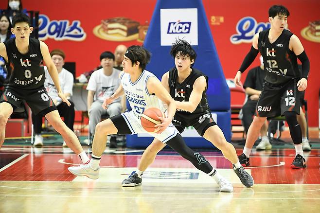 가스공사 벨란겔이 20일 수원 KT 소닉붐 아레나에서 열린 2024~2025 KCC 프로농구 6강 플레이오프 5차전 KT와 경기에서 KT 카굴랑안을 피해 드리블 하고 있다. 사진 | KBL
