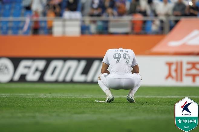 포항 조상혁이 20일 제주전이 끝난 뒤 아쉬워하고 있다. 사진 | 한국프로축구연맹