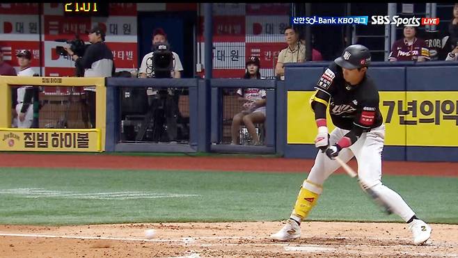 KT 유준규가 원바운드 투구를 타격하고 있다. 사진 | 티빙 캡처